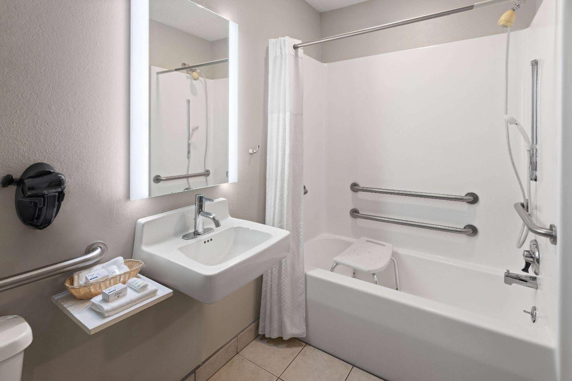 Baymont By Wyndham Lagrange Hotell Exteriör bild