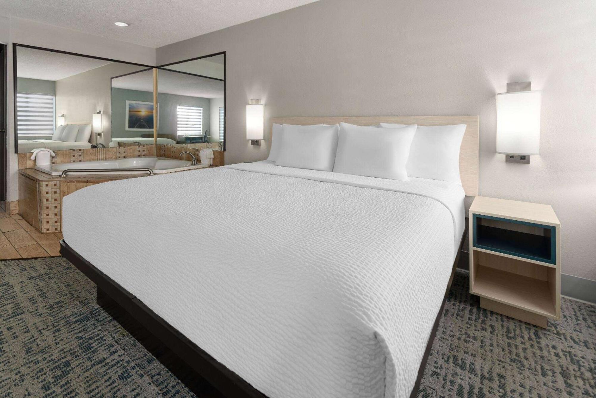 Baymont By Wyndham Lagrange Hotell Exteriör bild