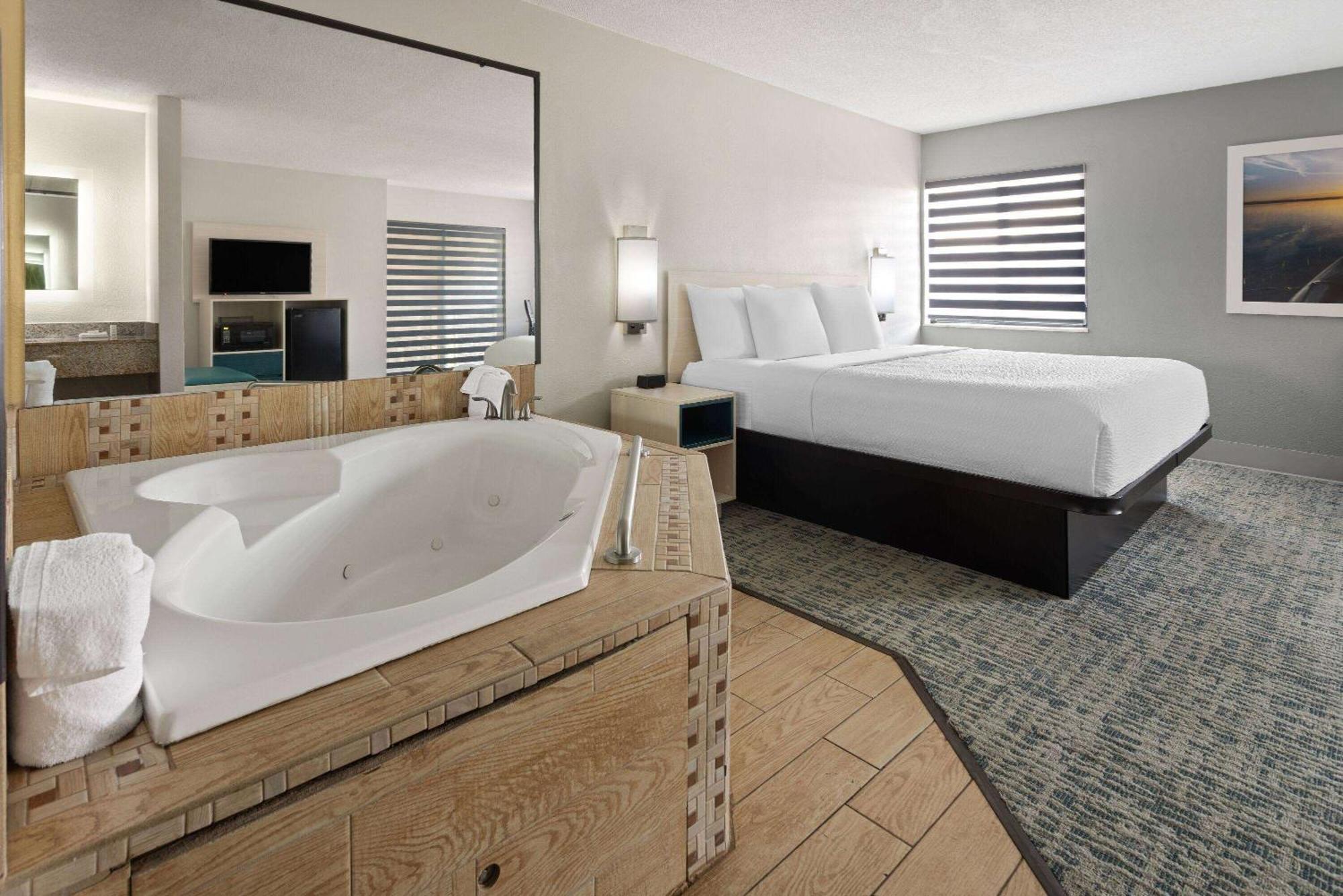 Baymont By Wyndham Lagrange Hotell Exteriör bild